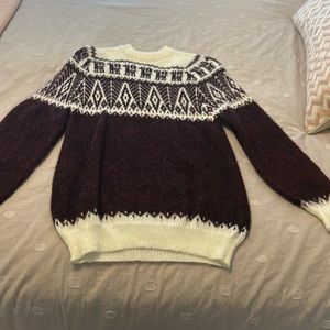 Long sleeve sweater.